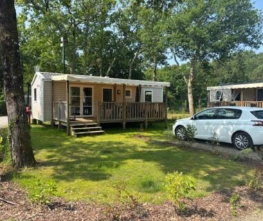 Emplacement herbeux avec mobil-home et terrasse au Cocon Landais