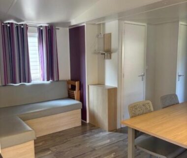 Séjour avec banquette et table dans le mobil home du camping Le Cocon Landais