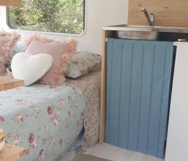 Intérieur avec coin salon et kitchenette dans Le Cocon au fil de soi