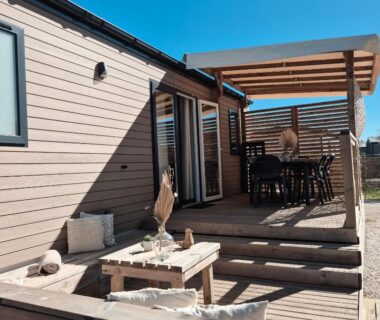 Terrasse en bois avec pergola et salon extérieur du Cosy Mobil Home à 150m de la Plage