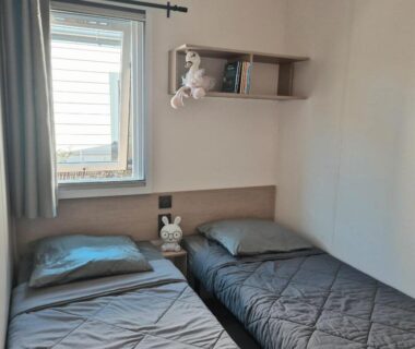 Chambre deux lits dans Le Cosy Mobil Home à 150m de la Plage Camping 5 etoiles Les Dunes Parc Aquatique