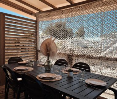 Terrasse couverte avec table dressée dans le Cosy Mobil Home