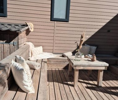 Terrasse en bois avec coussins au mobil home Le Cosy Camping Les Dunes