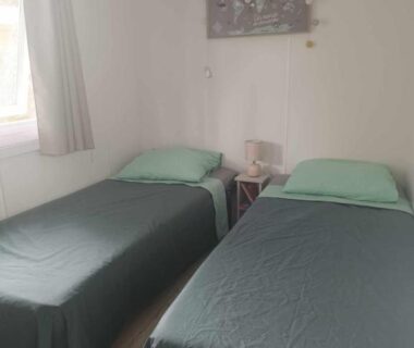Chambre avec deux lits simples dans Le Cosy de Tess Mobil-home Sublima 6 personnes
