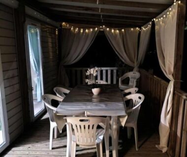 Terrasse couverte avec table et chaises dans Le Cosy de Tess Mobil-home Sublima 6 personnes