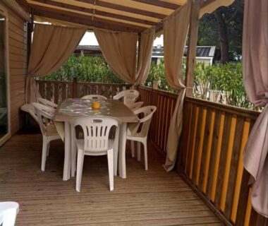 Terrasse couverte avec table et chaises du mobil-home Le Cosy de Tess Mobil-home Sublima 6 personnes