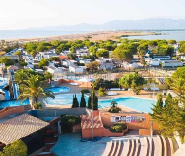 Parc aquatique avec toboggans et piscines au camping Le Cosy de Tess Mobil-home Sublima 6 personnes