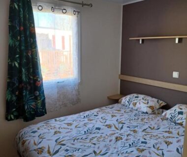 Chambre avec lit double dans le mobil-home Le Cosy