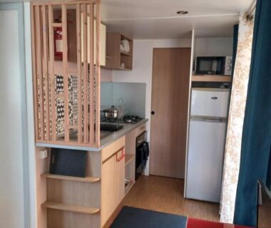 Coin cuisine et séjour avec kitchenette micro-ondes et réfrigérateur dans le mobil-home Le Cosy