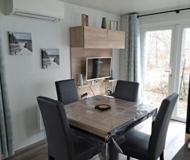Coin repas avec table et chaises du mobilhome Le Cozy'Land Mobilhome Camping La Réserve