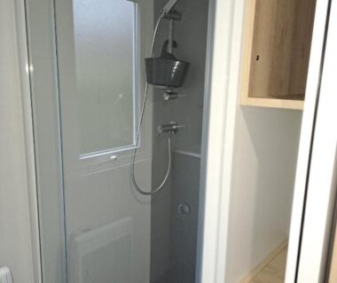 Salle d'eau avec douche et rangements dans le mobilhome Le Cozy'Land du Camping La Réserve