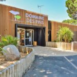 Entrée avec façade en bois du camping Le Domaine des Pins