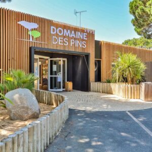Entrée avec façade en bois du camping Le Domaine des Pins
