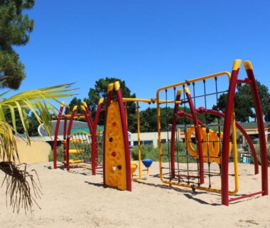 Aire de jeux sur sable dans le camping Le Domaine des Pins