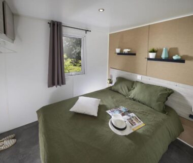 Chambre avec lit double et fenêtre dans Le Domaine du Bois Coquet