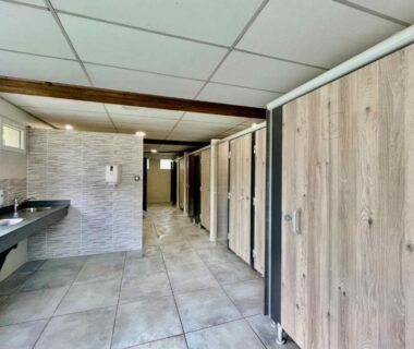Bloc sanitaire avec cabines et lavabos au Domaine du Bois Coquet