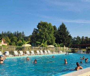 Piscine extérieure avec baigneurs et transats au Domaine du Bois Coquet