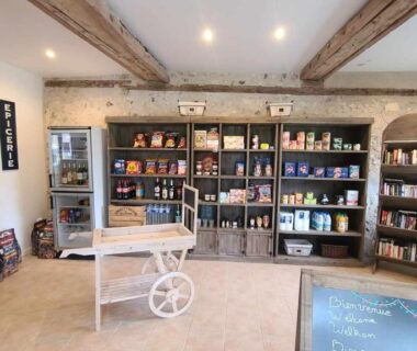 Boutique intérieure avec rayonnages dans le Domaine du Bois Coquet