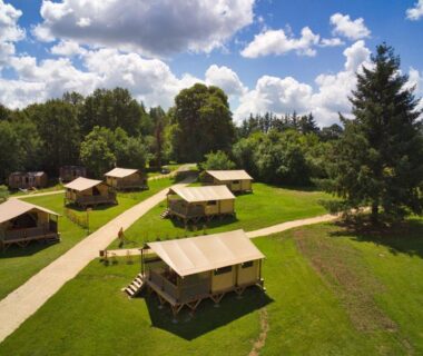 Campement de tentes lodges sur pelouse dans le Domaine du Bois Coquet