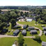 Vue aérienne du camping et de la piscine au Domaine du Scorff