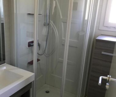 Salle de bains compacte avec cabine de douche dans le chalet Le Domaine du Scorff
