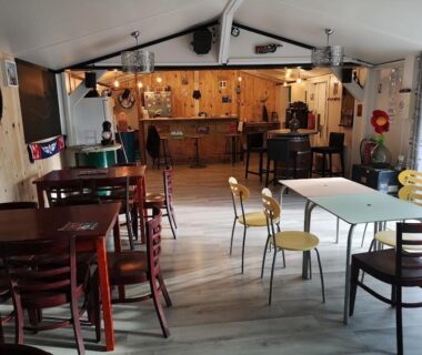 Salle commune avec bar et tables au Domaine du Scorff