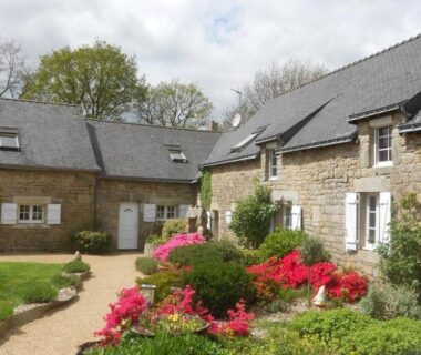 Façade en pierre avec jardin fleuri au Domaine du Scorff
