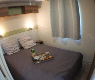 Chambre avec lit double et plateau au Havre du Men Du