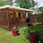 Terrasse en bois devant mobil-home dans le camping Le HAVRE DU MEN DU