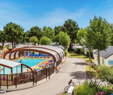Piscine couverte et mobil-homes au camping Le HAVRE DU MEN DU