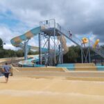 Piscine extérieure avec toboggans en spirale au camping Le Kraken