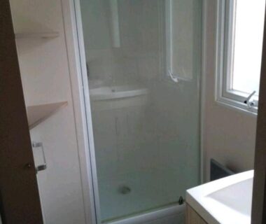 Salle de bains avec cabine de douche dans le camping Le Kraken