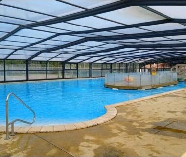 Piscine couverte avec bassin central au camping Le Kraken