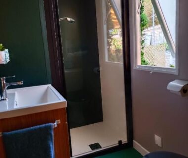 Salle de bain avec douche lavabo et fenêtre du Lagon Rose bungalow Camping SIBLU le Mar Estang