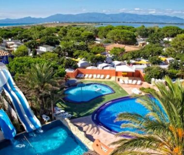 Piscines et toboggans au camping Le Lagon Rose nice bungalow Camping SIBLU le Mar Estang Canet-en-Roussillon