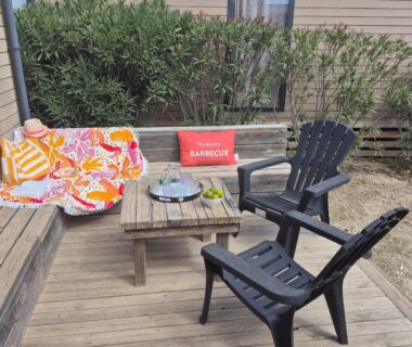 Terrasse en bois avec chaises et table du Mobil Home Le Lounge au Camping Les Dunes