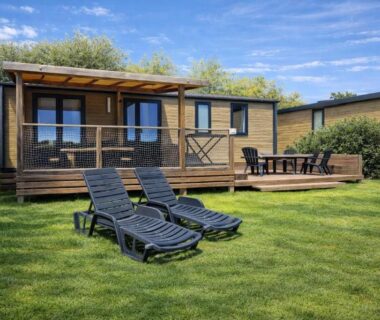 Pelouse avec transats devant la terrasse du Mobil Home Le Lounge