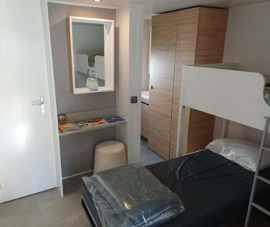 Chambre avec lits superposés et coiffeuse dans le Mobilhome Douillet climatisé 5 pers