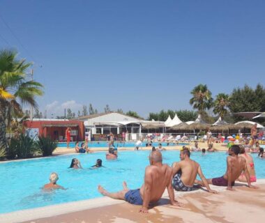 Piscine extérieure avec transats et baigneurs au camping Le Montourey mobihome