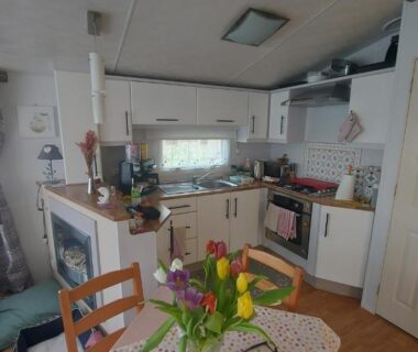 Cuisine et coin repas dans le mobil-home Le Montourey mobihome