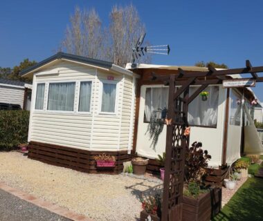 Emplacement de camping avec mobil home et pergola dans le Var Le Montourey mobihome