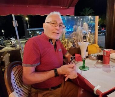 Terrasse en bord de port avec un homme attablé au camping Le Montourey mobihome