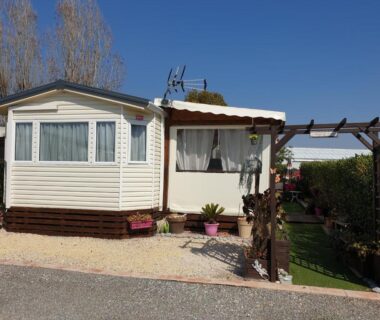 Terrasse et pergola devant le mobil-home au mobihome Le Montourey