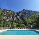 Piscine extérieure et transats au Moulin du Pont d'Aliès
