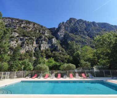 Piscine extérieure et transats au Moulin du Pont d'Aliès