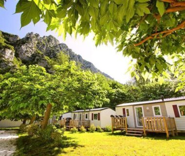 Rangée de mobil-homes sous arbres au Moulin du Pont D'Aliès