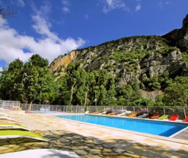 Piscine extérieure au pied des falaises du camping Le Moulin du Pont D'Aliès