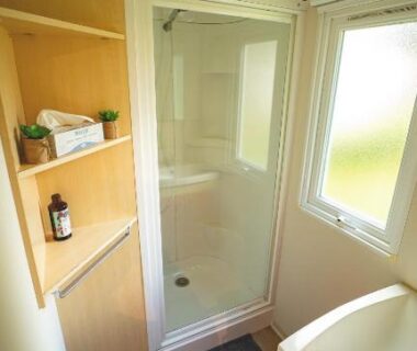 Salle de bain avec cabine de douche dans l'hébergement Le Muscat