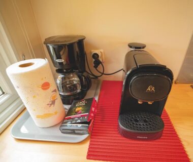 Kitchenette avec cafetière filtre et machine à capsules au camping Le Muscat