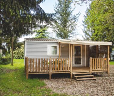 Mobil-home avec terrasse dans un cadre boisé au camping Le Muscat